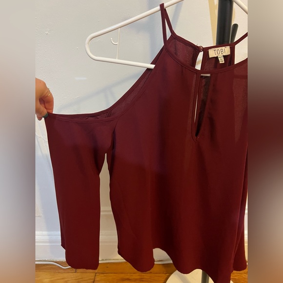 Tobi maroon chiffon top with shoulder cutouts sz XS - Picture 2 of 12